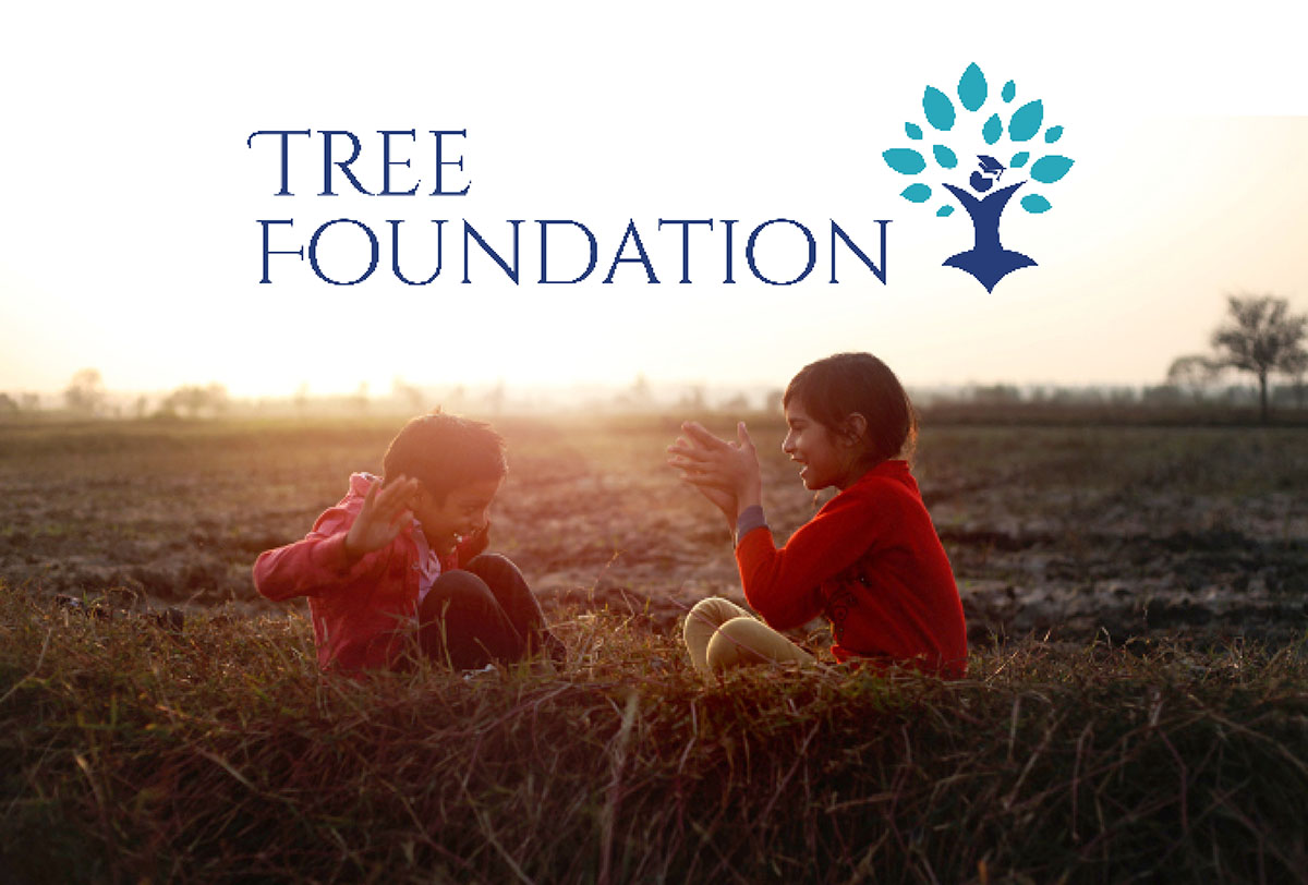 Tree Foundation logo ja kentällä leikkivät lapset
