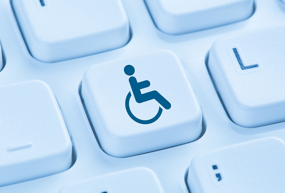 Tietokoneen näppäimistö, jossa yksi näppäin on korostettu vammaismerkillä